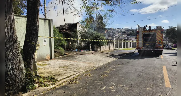 Incêndio atinge casa abandonada no Jardim Europa em Ponta Grossa