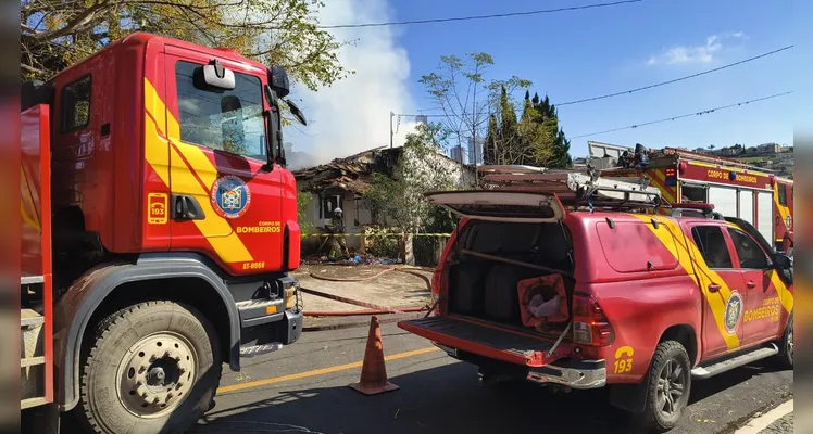 Incêndio atinge casa abandonada no Jardim Europa em Ponta Grossa