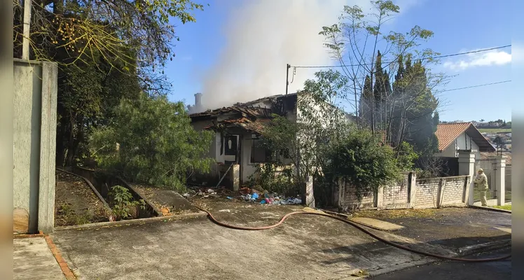 Incêndio atinge casa abandonada no Jardim Europa em Ponta Grossa