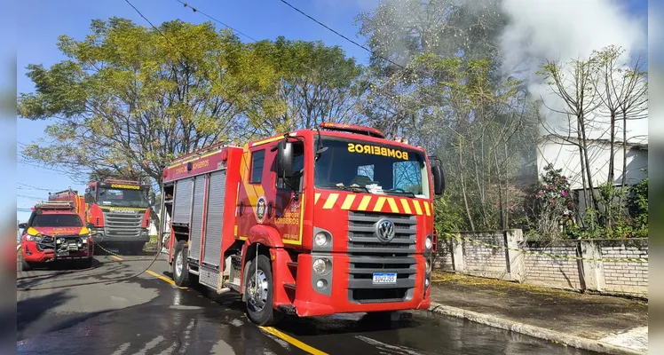 Incêndio atinge casa abandonada no Jardim Europa em Ponta Grossa
