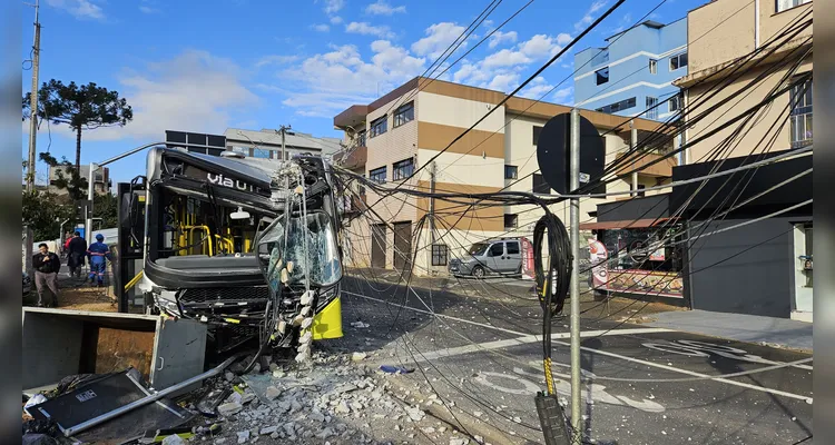 Ônibus da VCG se envolve em grave acidente na região central