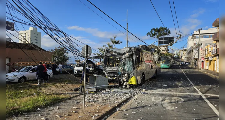 Ônibus da VCG se envolve em grave acidente na região central