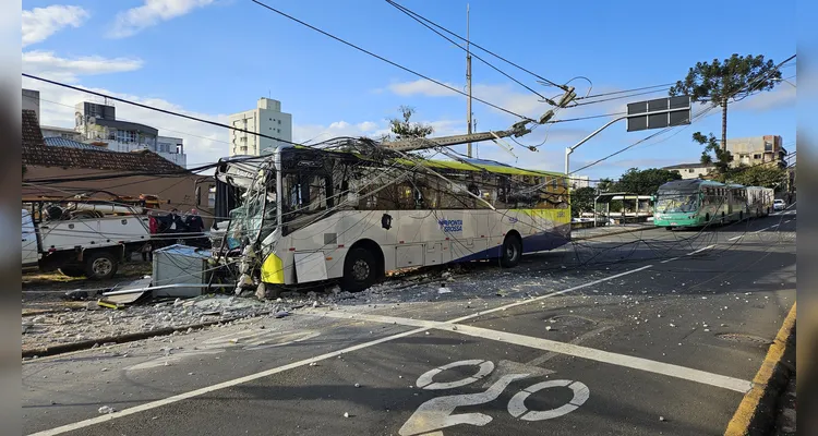 Ônibus da VCG se envolve em grave acidente na região central