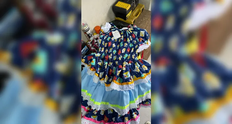 Moradores tentam localizar dono de roupas recuperadas após furto em comércio de PG