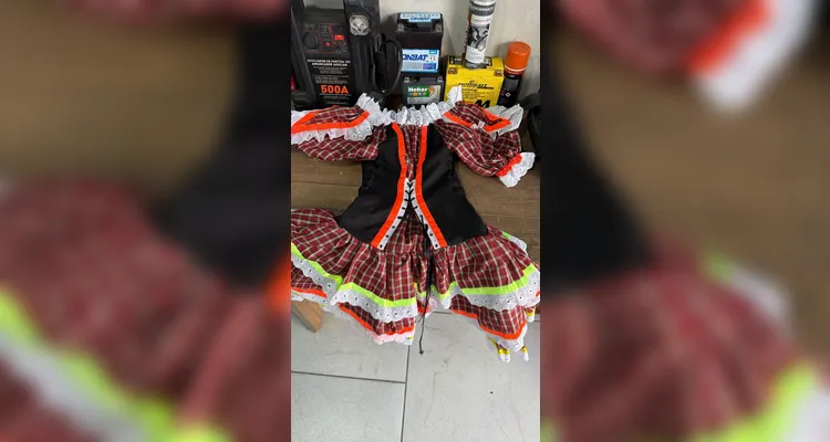 Moradores tentam localizar dono de roupas recuperadas após furto em comércio de PG