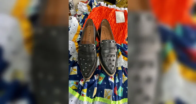 Moradores tentam localizar dono de roupas recuperadas após furto em comércio de PG