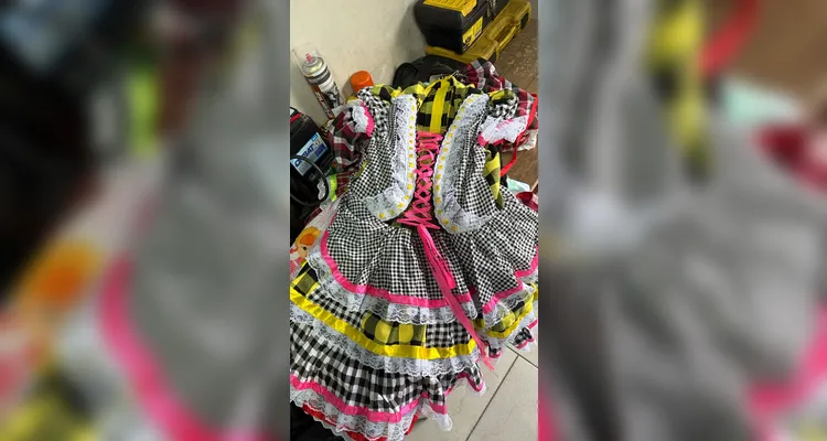 Moradores tentam localizar dono de roupas recuperadas após furto em comércio de PG