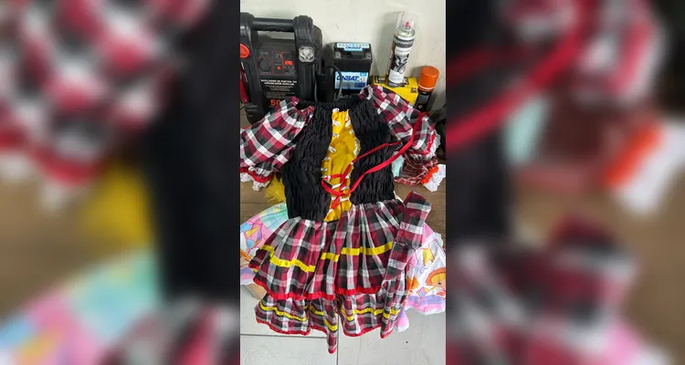 Moradores tentam localizar dono de roupas recuperadas após furto em comércio de PG
