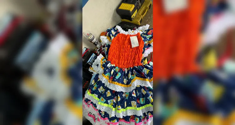 Moradores tentam localizar dono de roupas recuperadas após furto em comércio de PG