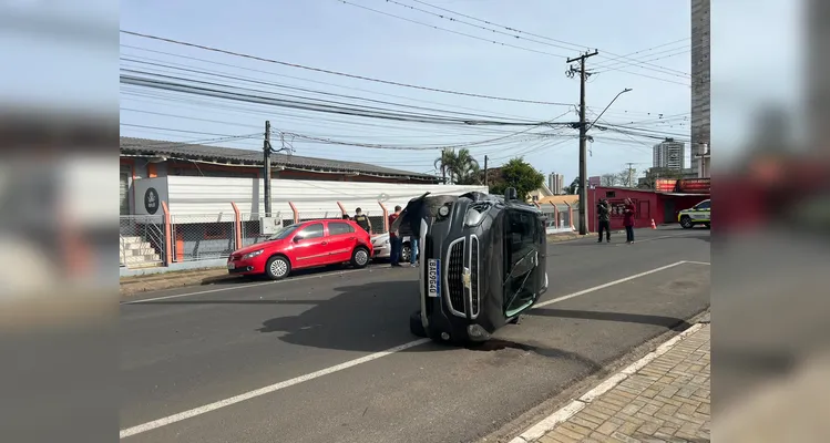 Veículo capota e fecha a rua de acesso à OAB