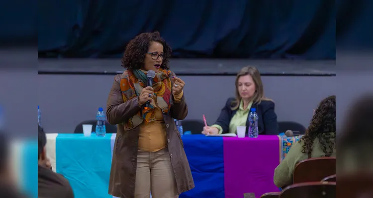 Palestra da professora Esther Luíza de Souza Lemos, da Unioeste