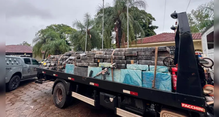 Além da droga, também foi apreendido um fuzil calibre 5.56 no caminhão Mercedes-Benz L2013
