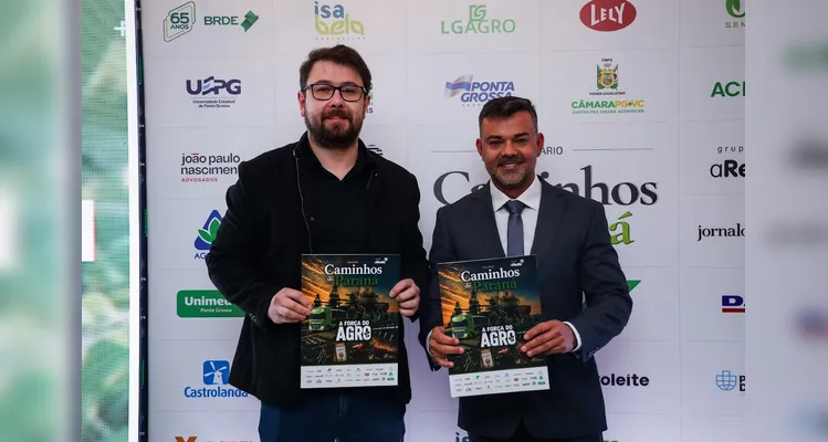 Equipe celebra lançamento de mais uma edição do anuário