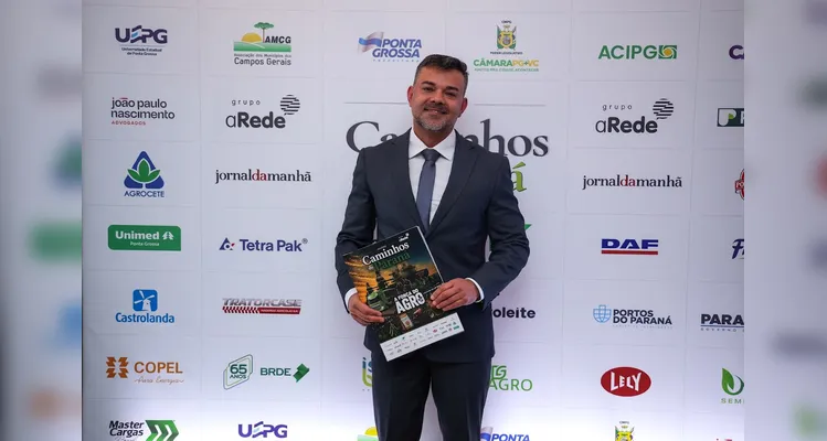 O dinâmico empresário Eloir Rodrigues, diretor do Grupo aRede, será amplamente cumprimentado na próxima segunda-feira (6) pela celebração de mais um ano de vida. Reconhecido por sua liderança visionária, espírito empreendedor e atuação estratégica, Eloir tem papel fundamental no crescimento e fortalecimento do Grupo aRede, contribuindo de forma decisiva para a consolidação de um dos mais respeitados veículos de comunicação da região. Nesta data especial, a família JM une-se às homenagens, desejando muita saúde, felicidade, prosperidade e incontáveis realizações. Que este novo ciclo seja marcado por grandes conquistas, inspiração e ainda mais sucesso em sua trajetória pessoal e profissional.