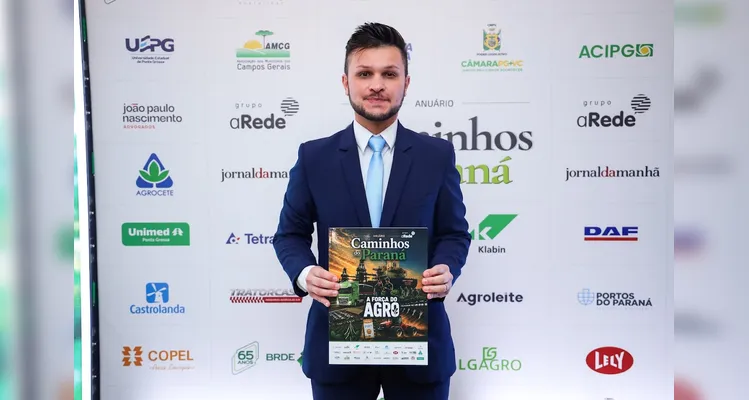 Equipe celebra lançamento de mais uma edição do anuário