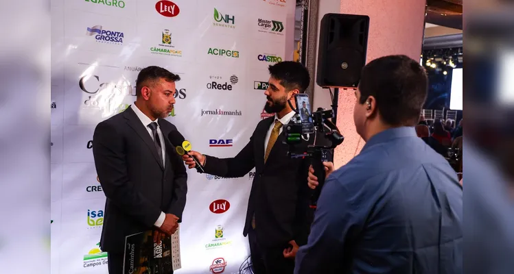 Equipe celebra lançamento de mais uma edição do anuário