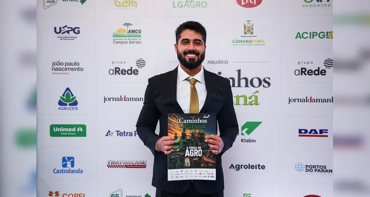 Equipe celebra lançamento de mais uma edição do anuário