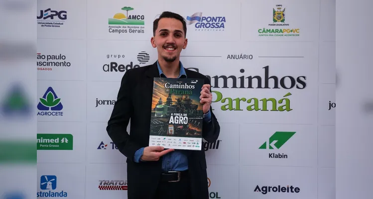 Equipe celebra lançamento de mais uma edição do anuário