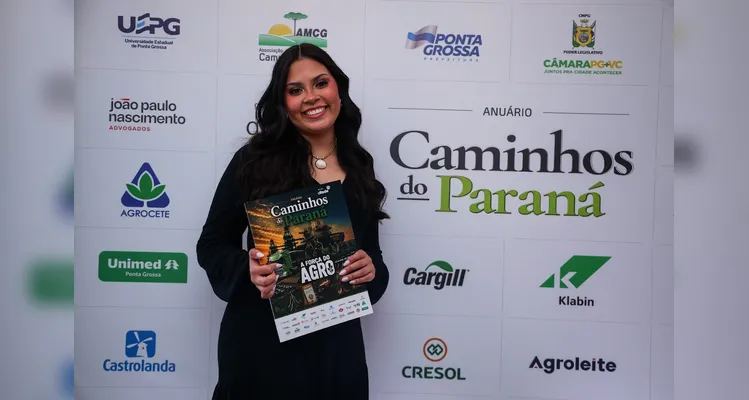 Equipe celebra lançamento de mais uma edição do anuário