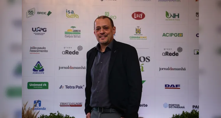 Equipe celebra lançamento de mais uma edição do anuário