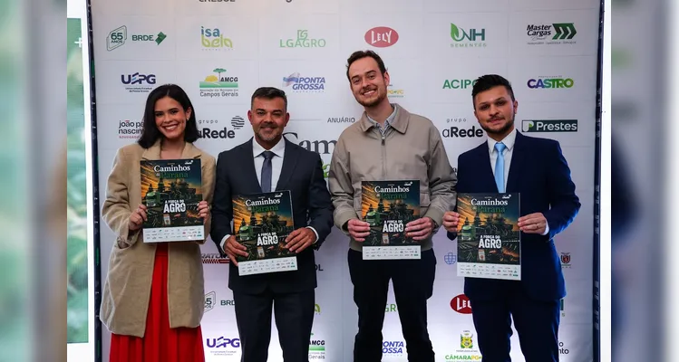 Equipe celebra lançamento de mais uma edição do anuário