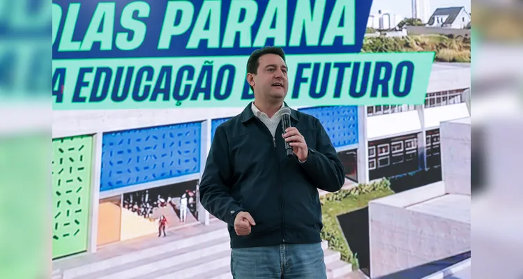 O governador Carlos Massa Ratinho Junior e o secretário da Educação, Roni Miranda, assinam nesta quarta-feira (24), o contrato do programa Mais Escolas Paraná