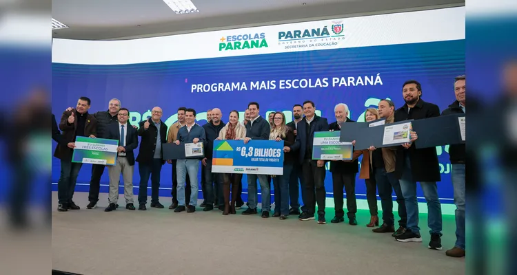 O governador Carlos Massa Ratinho Junior e o secretário da Educação, Roni Miranda, assinam nesta quarta-feira (24), o contrato do programa Mais Escolas Paraná