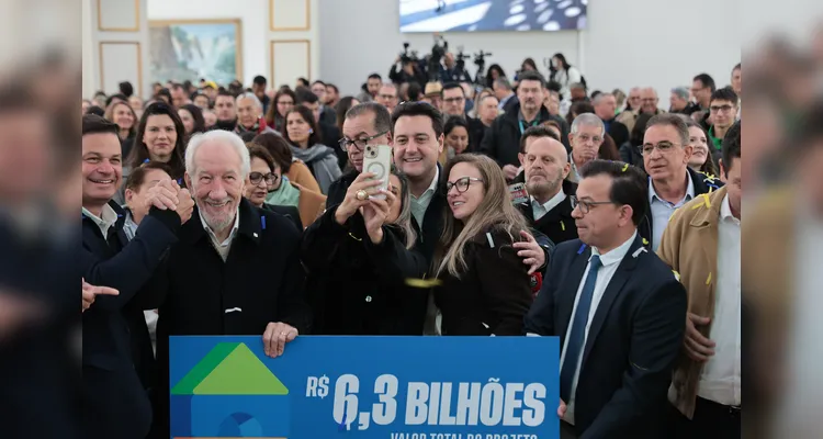O governador Carlos Massa Ratinho Junior e o secretário da Educação, Roni Miranda, assinam nesta quarta-feira (24), o contrato do programa Mais Escolas Paraná
