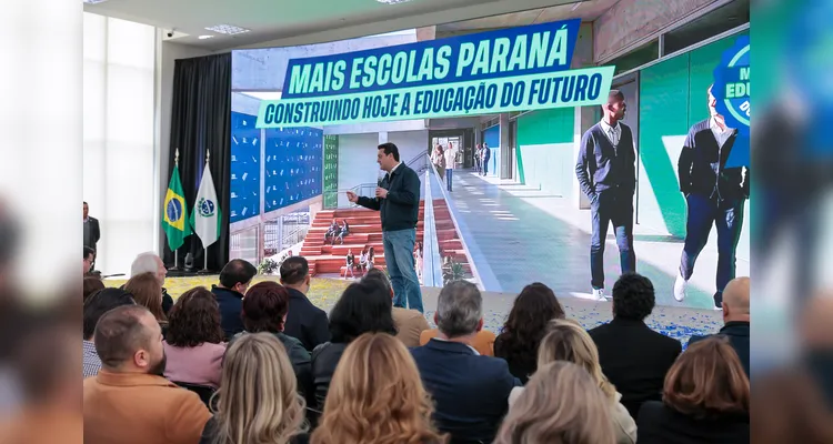O governador Carlos Massa Ratinho Junior e o secretário da Educação, Roni Miranda, assinam nesta quarta-feira (24), o contrato do programa Mais Escolas Paraná