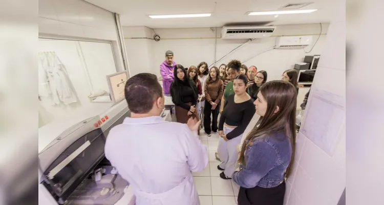 Alunos de Farmácia fazem visita técnica ao HU-UEPG