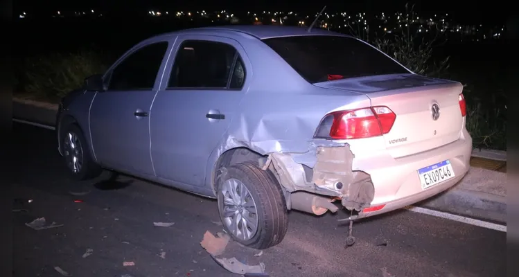 Motorista sem CNH bate em carro estacionado e capota no Cará Cará em PG