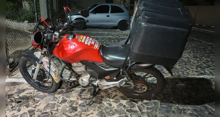 A motocicleta do abordado estava com a placa dobrada