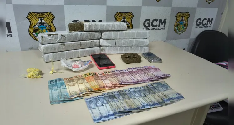 Casal é preso com quase 6 kg de maconha dentro de residência em PG