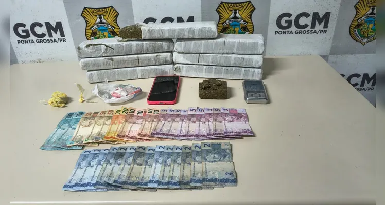 Foram encontrados aproximadamente 6 kg de maconha, 11 gramas de cocaína, uma balança de precisão, R$ 503 em notas trocadas e um celular Xiaomi