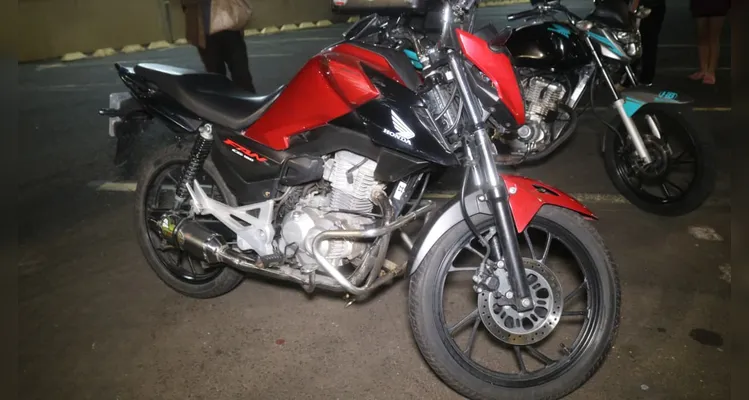 Motociclista fica ferida após colidir contra carro na Balduíno Taques em PG