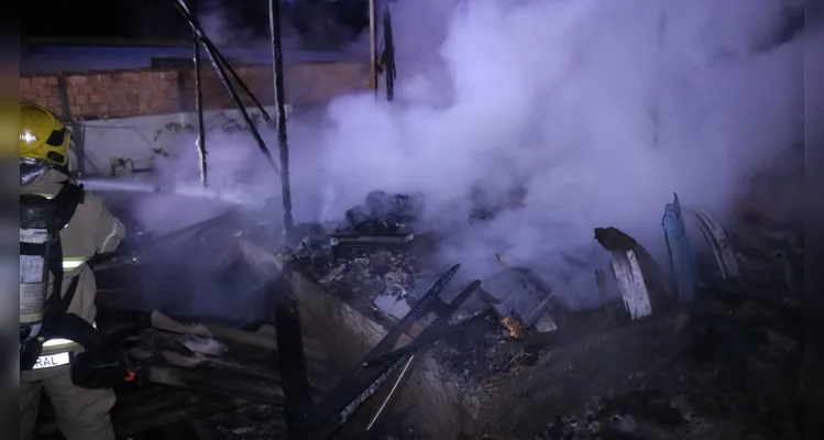 Casa pega fogo após morador dormir com cigarro aceso em Ponta Grossa