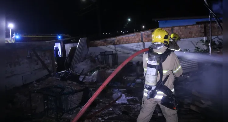 Casa pega fogo após morador dormir com cigarro aceso em Ponta Grossa