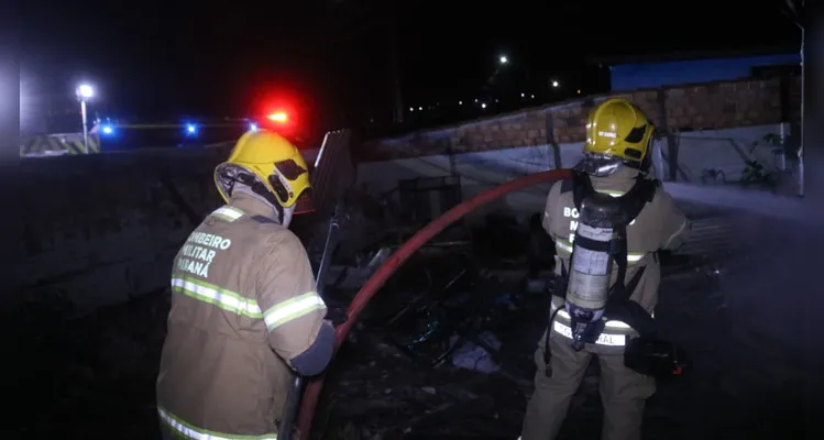 Casa pega fogo após morador dormir com cigarro aceso em Ponta Grossa