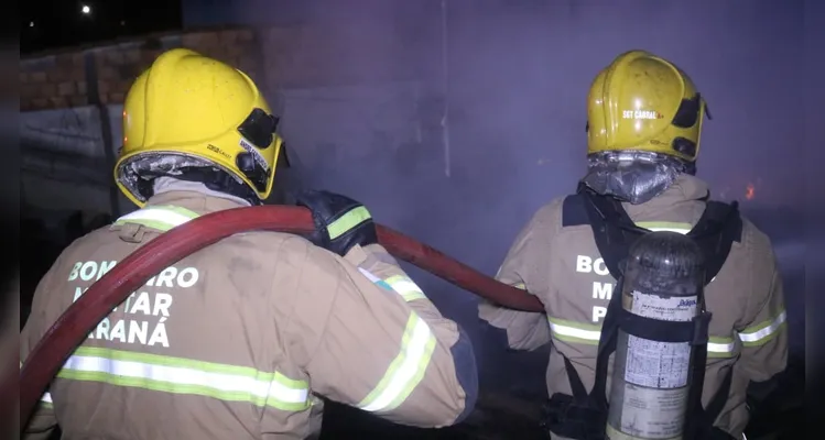 Casa pega fogo após morador dormir com cigarro aceso em Ponta Grossa