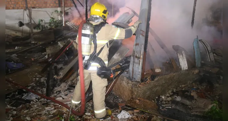 Casa pega fogo após morador dormir com cigarro aceso em Ponta Grossa