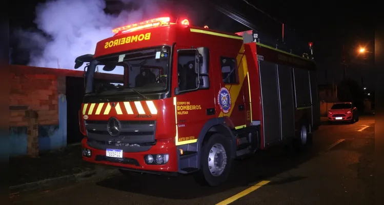 Casa pega fogo após morador dormir com cigarro aceso em Ponta Grossa