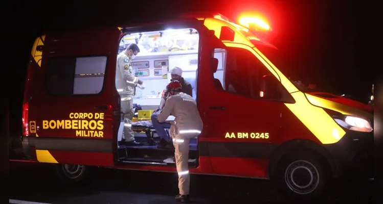 Acidente na PR-151 deixa duas pessoas feridas após capotamento
