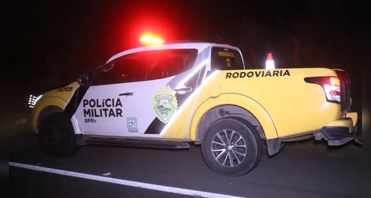 Acidente na PR-151 deixa duas pessoas feridas após capotamento