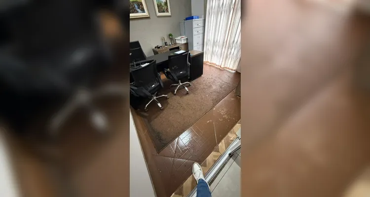 Temporal invade Zecel Supermercado e causa prejuízos em PG