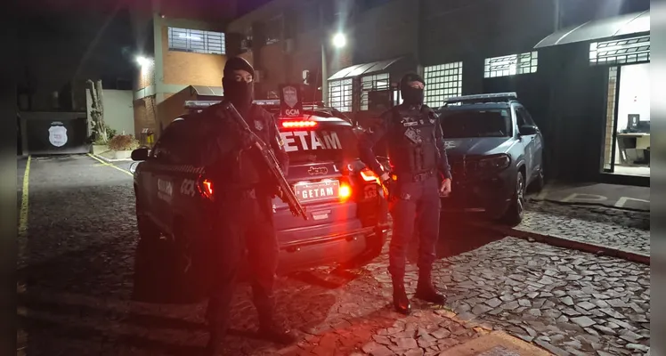 Corrida de aplicativo termina com prisão e apreensão de armas e drogas em PG