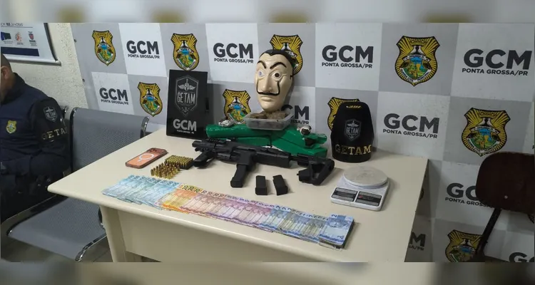 Corrida de aplicativo termina com prisão e apreensão de armas e drogas em PG