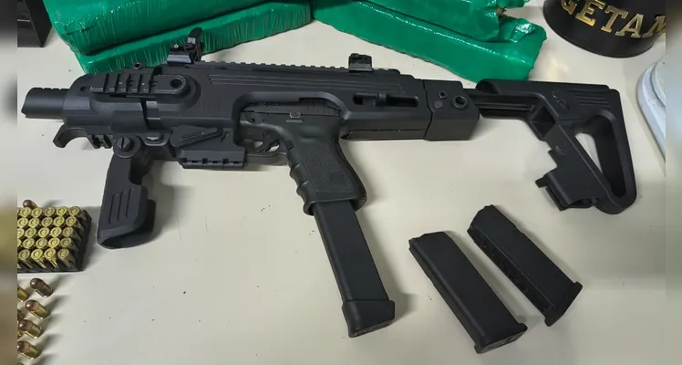 Corrida de aplicativo termina com prisão e apreensão de armas e drogas em PG