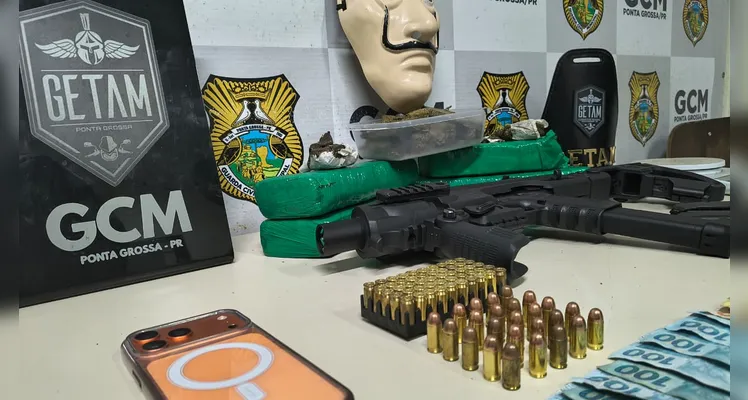 Corrida de aplicativo termina com prisão e apreensão de armas e drogas em PG