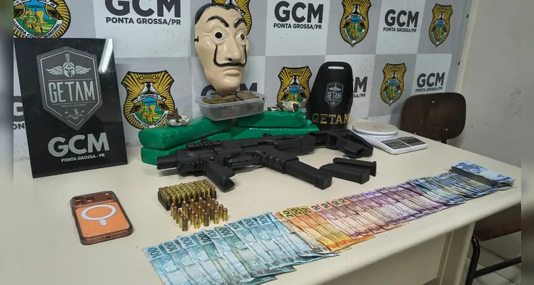 Corrida de aplicativo termina com prisão e apreensão de armas e drogas em PG