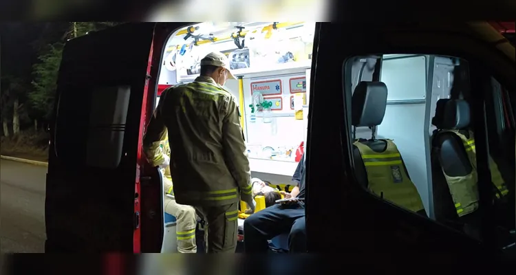 Motorista sem CNH capota carro e deixa dois feridos na região do Sabará, em PG
